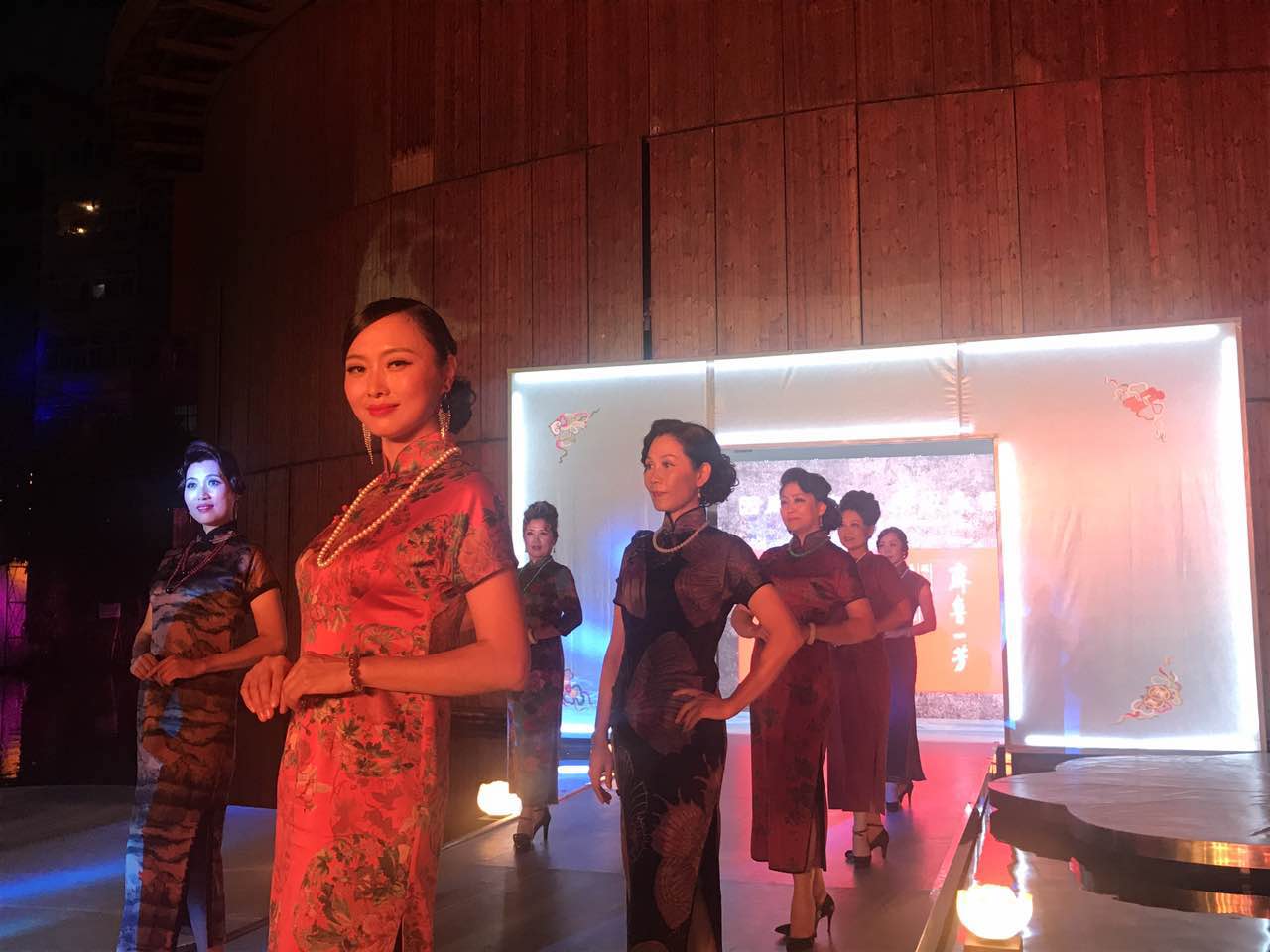 【半岛网直播】演绎优雅！齐鲁一芳《旗袍市民秀》主题发布秀和阪织屋2017《新镜秀己》主题发布秀
